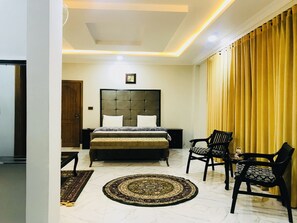 Dobbeltrom – standard | Sengetøy av topp kvalitet, skrivebord for bærbar PC og wi-fi (inkludert)