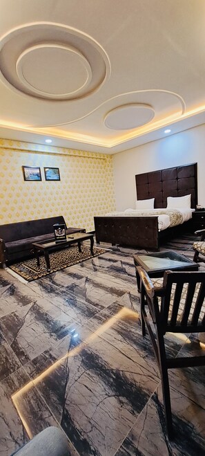 Dobbeltrom – standard | Sengetøy av topp kvalitet, skrivebord for bærbar PC og wi-fi (inkludert)