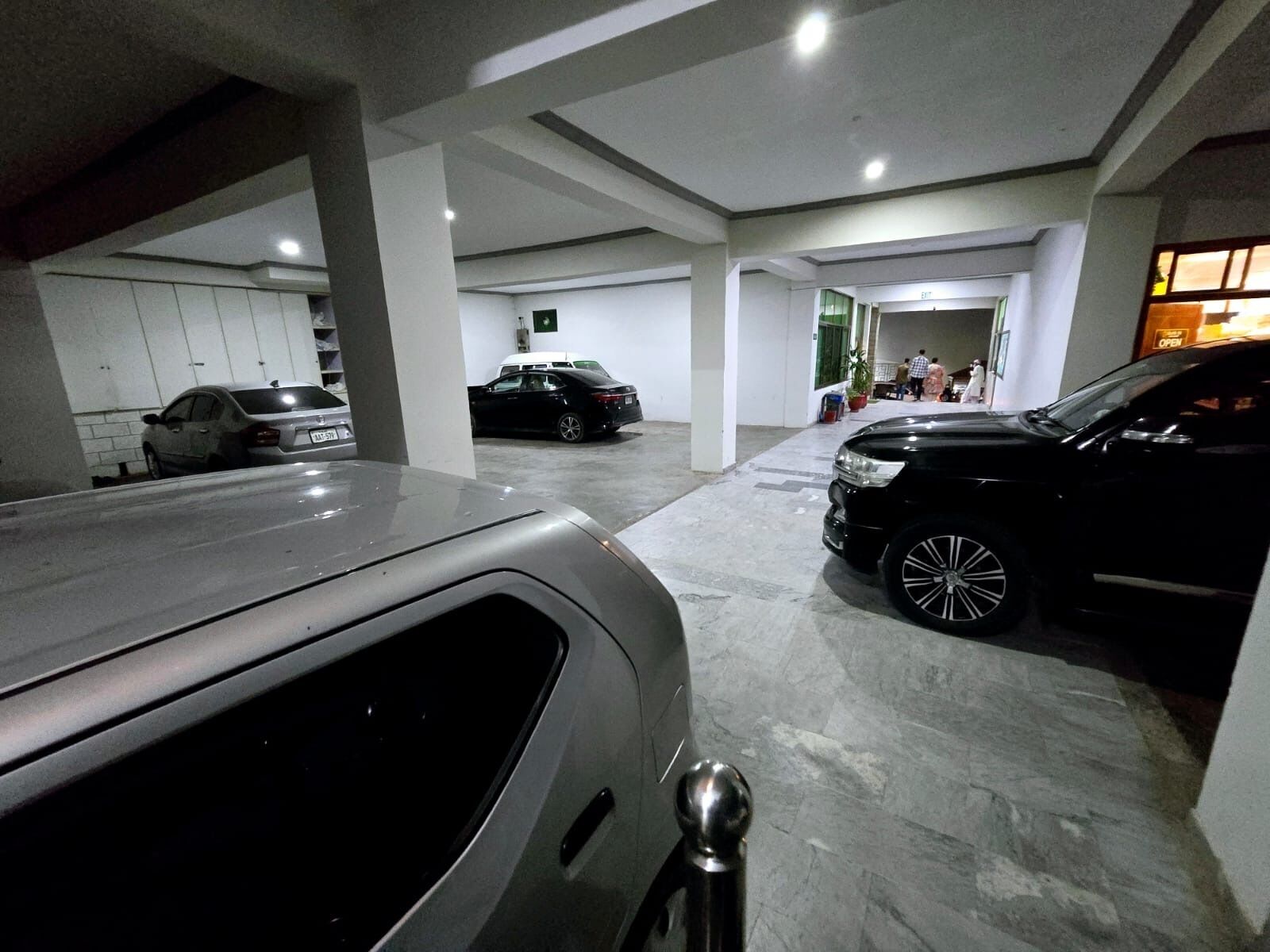 Ett parkeringsgarage med flera parkerade bilar.
