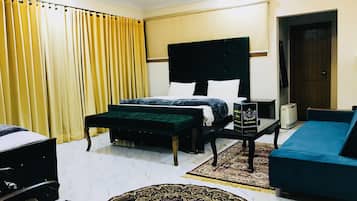 Hochwertige Bettwaren, laptopgeeigneter Arbeitsplatz, kostenloses WLAN