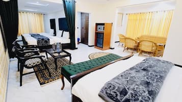 Deluxe vierpersoonskamer | Luxe beddengoed, een laptopwerkplek, gratis wifi, beddengoed