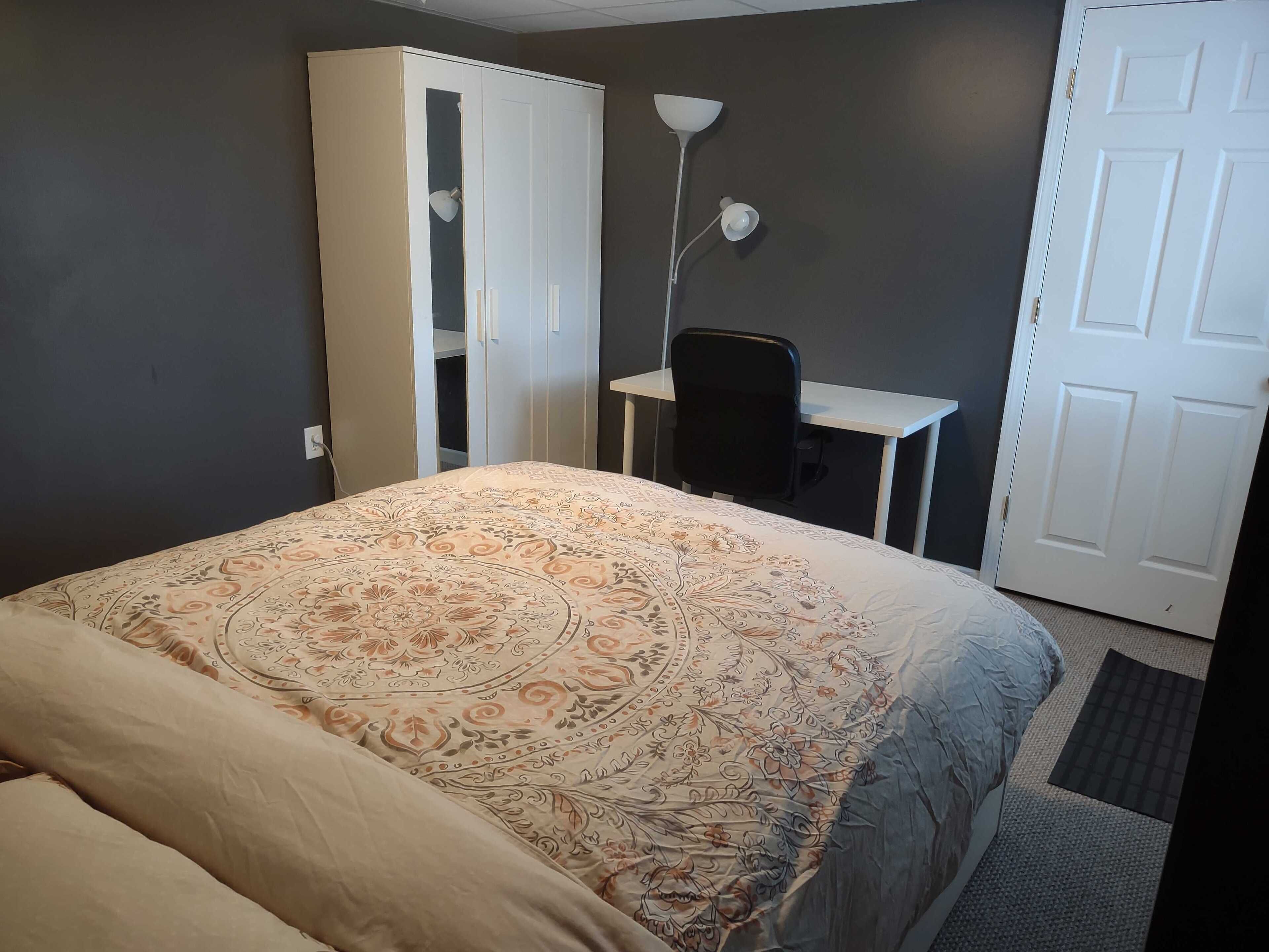 Private Queen Bedroom w Private Entrance