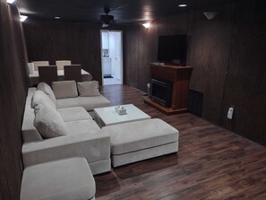 Living area - Private Queen Bedroom w Private Entrance (Liberty)