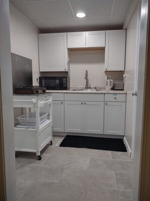 Private kitchen - Private Queen Bedroom w Private Entrance (Liberty)