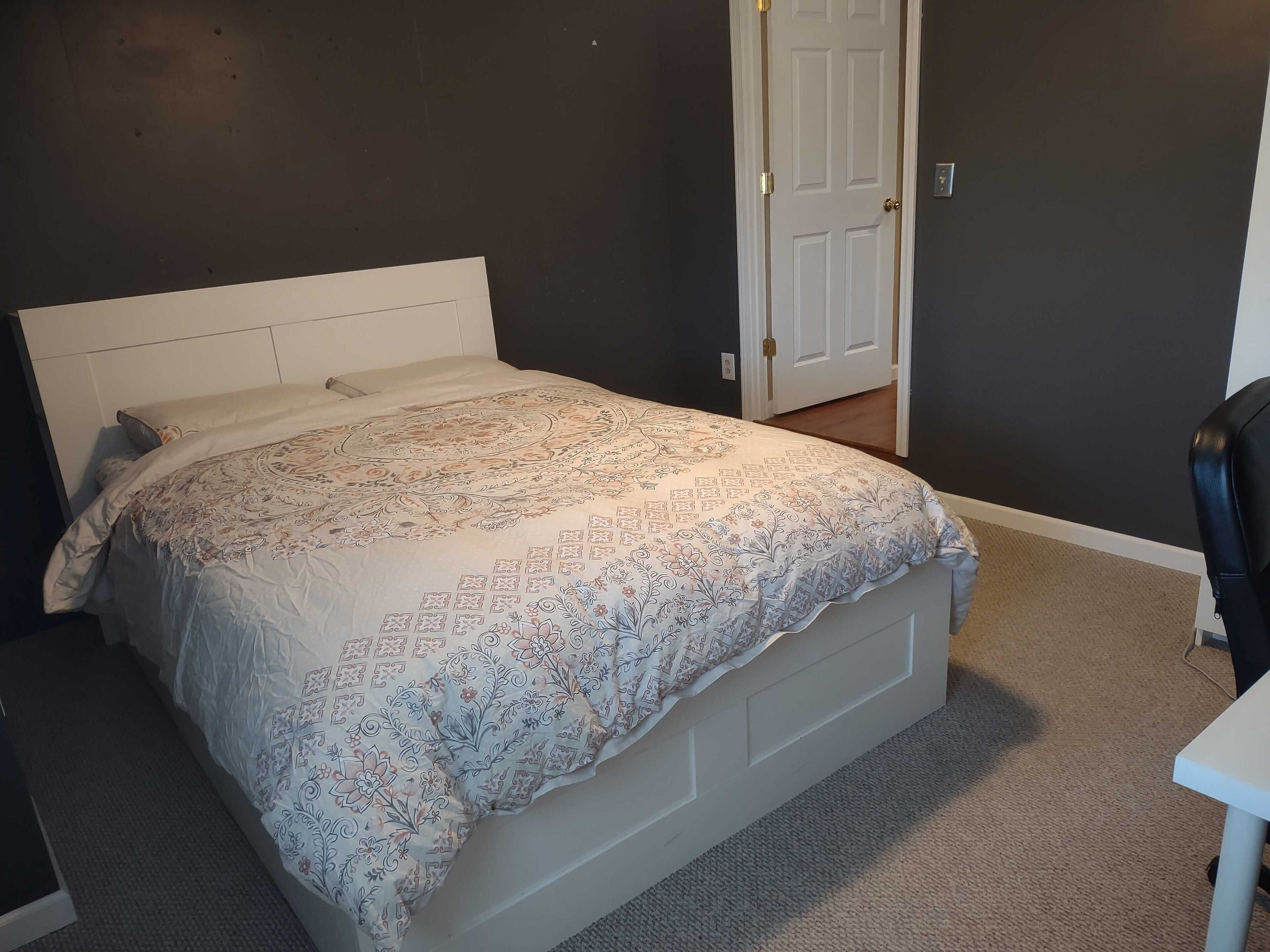 Private Queen Bedroom w Private Entrance