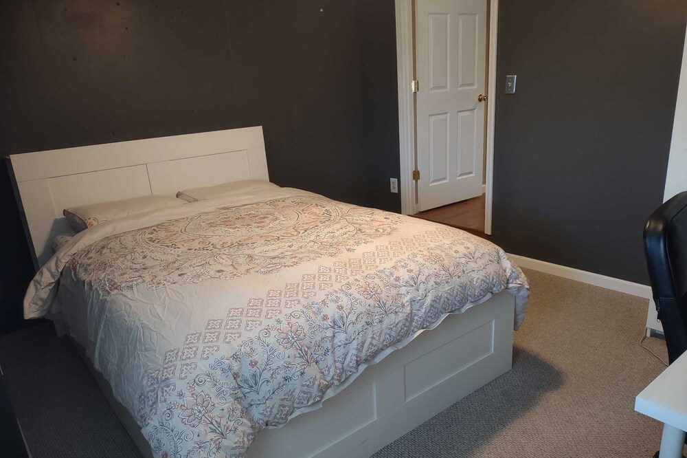 Private Queen Bedroom w Private Entrance