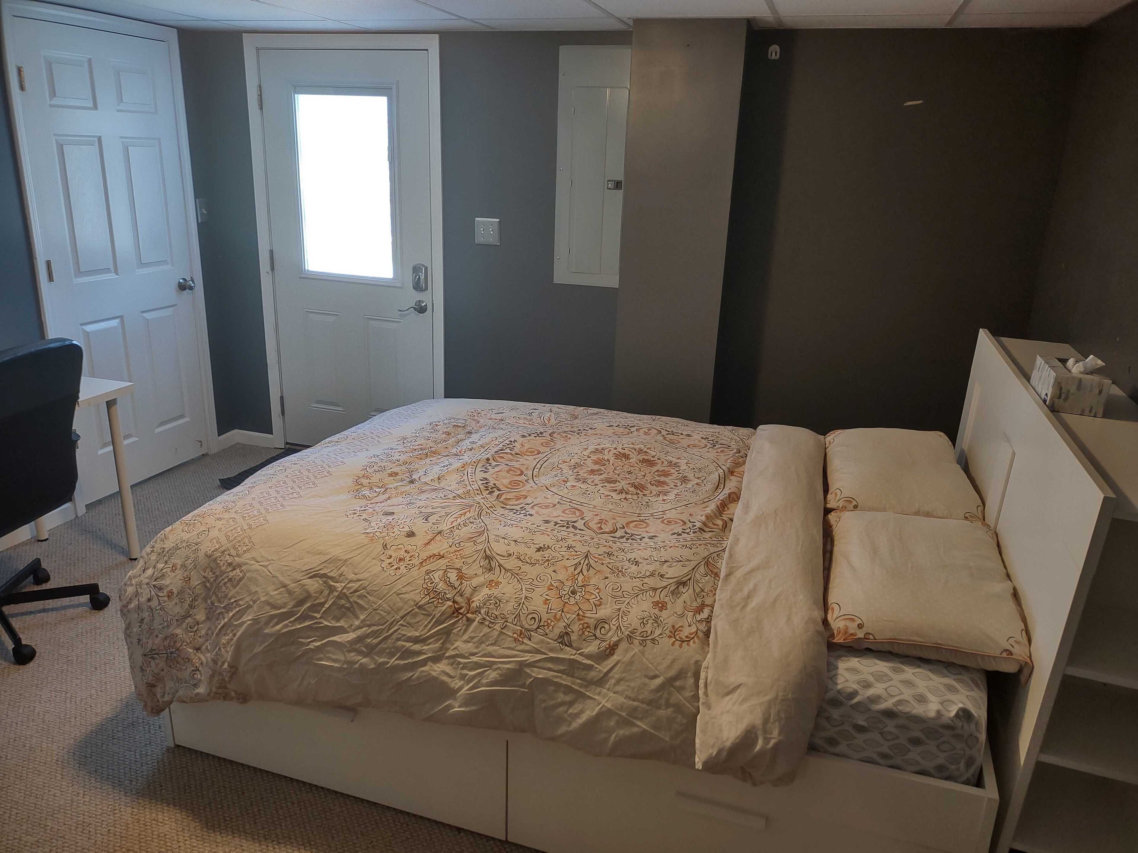 Private Queen Bedroom w Private Entrance