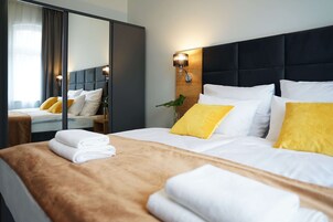 Quarto casal conforto, vista para a cidade | Cofres nos quartos, cortinas blackout, quartos à prova de som