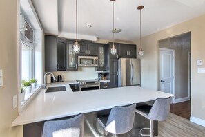 ثلاجة، ميكروويف، فرن، موقد طهي مسطح