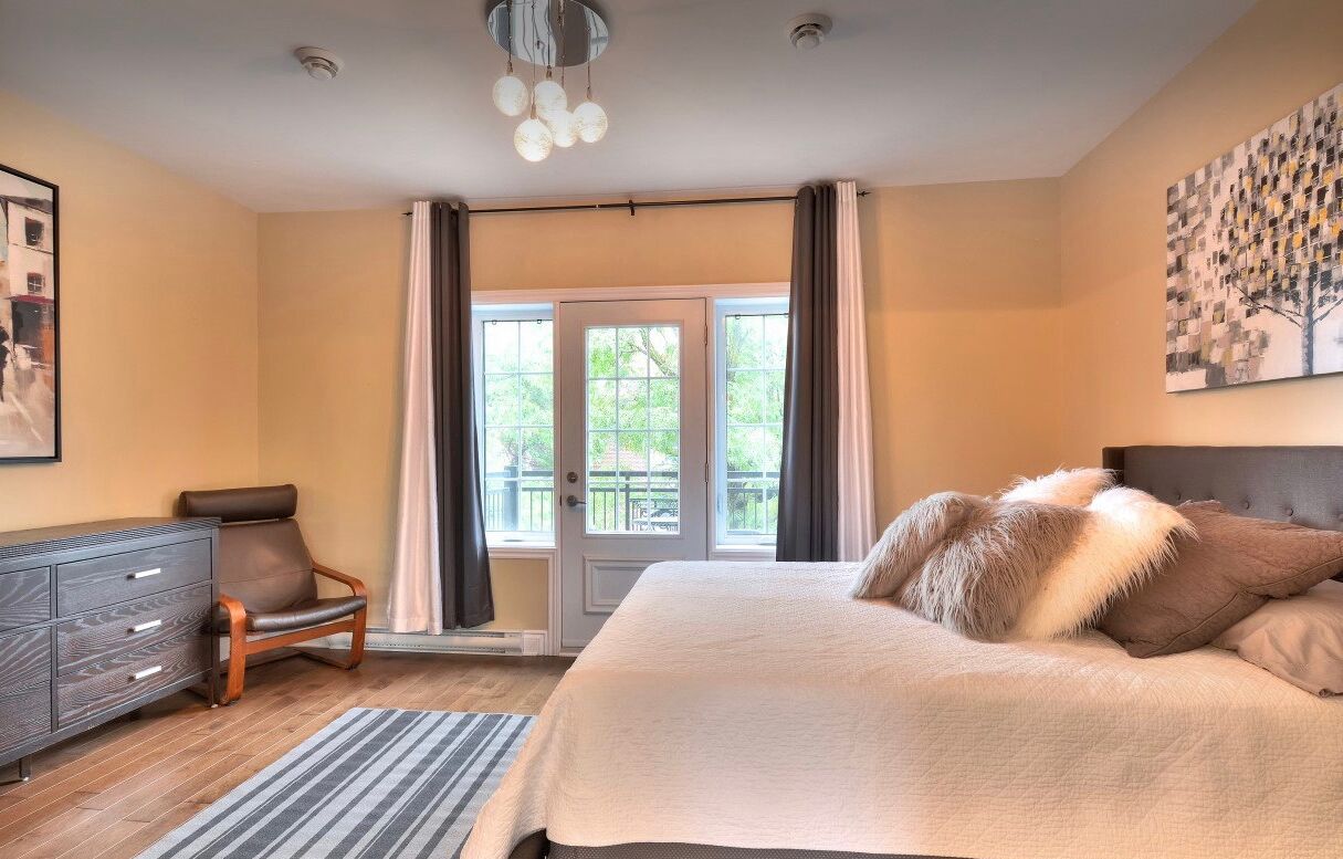 2 bedrooms, desk, iron/ironing board, travel crib