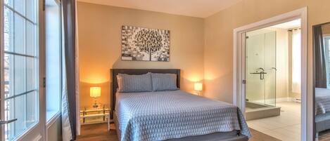 2 Schlafzimmer, Schreibtisch, Bügeleisen/Bügelbrett, Reisekinderbett