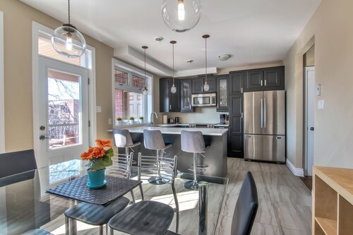 Luxury 2 bedroom, 2 bath condo , 2 balconies, hi speed WIFI with FREE parking