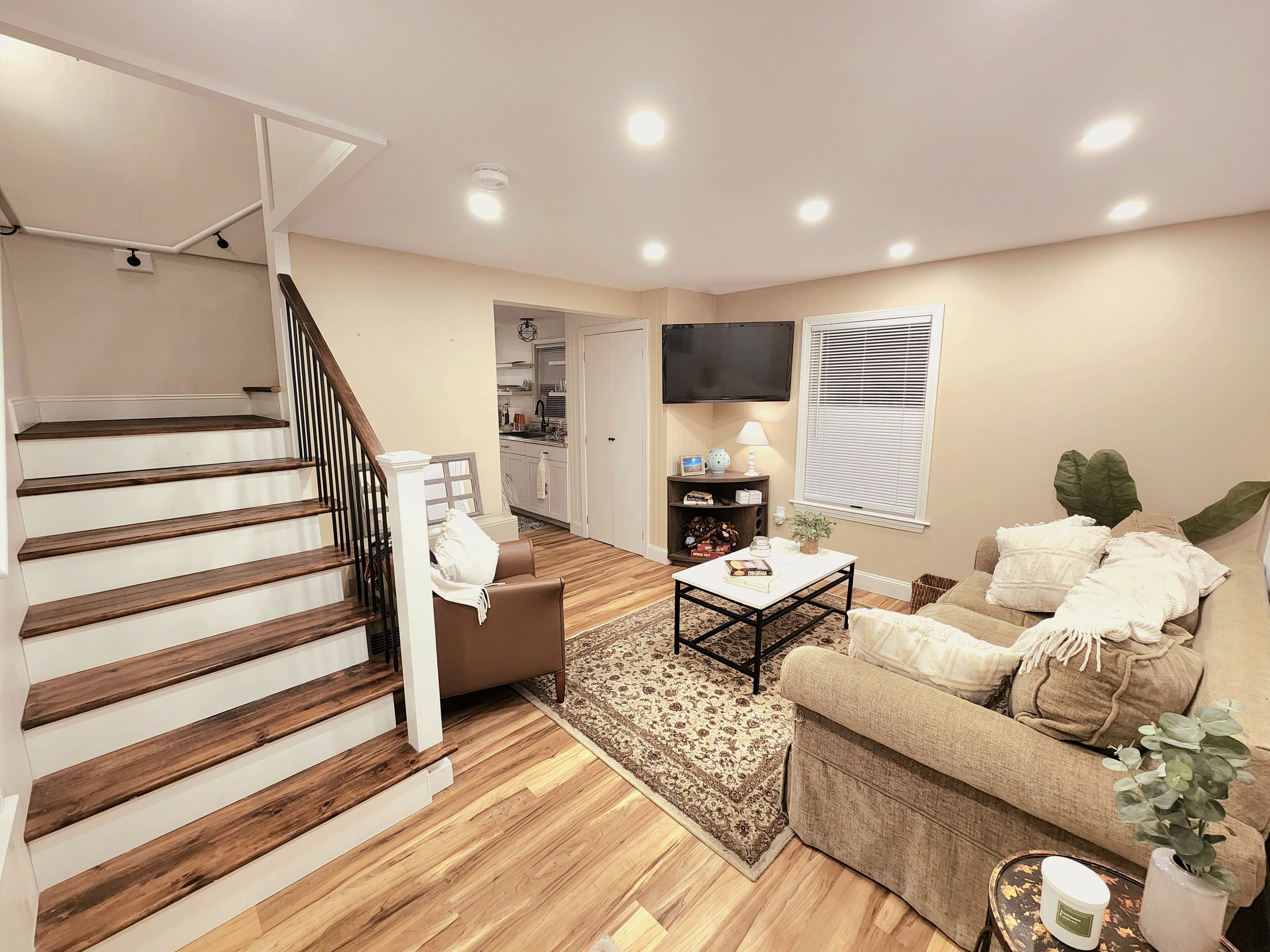 Cheery home! 🏖️ 1/2m walk, river steps away!
