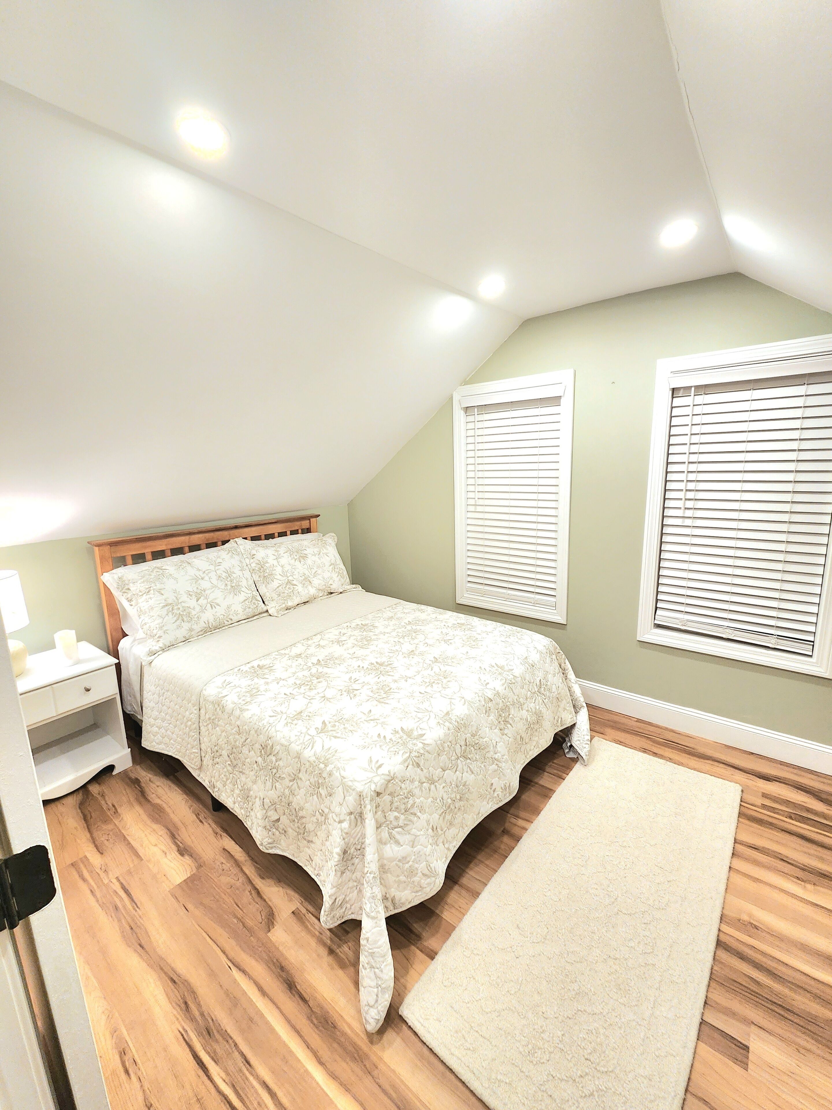 Cheery home! 🏖️ 1/2m walk, river steps away!
