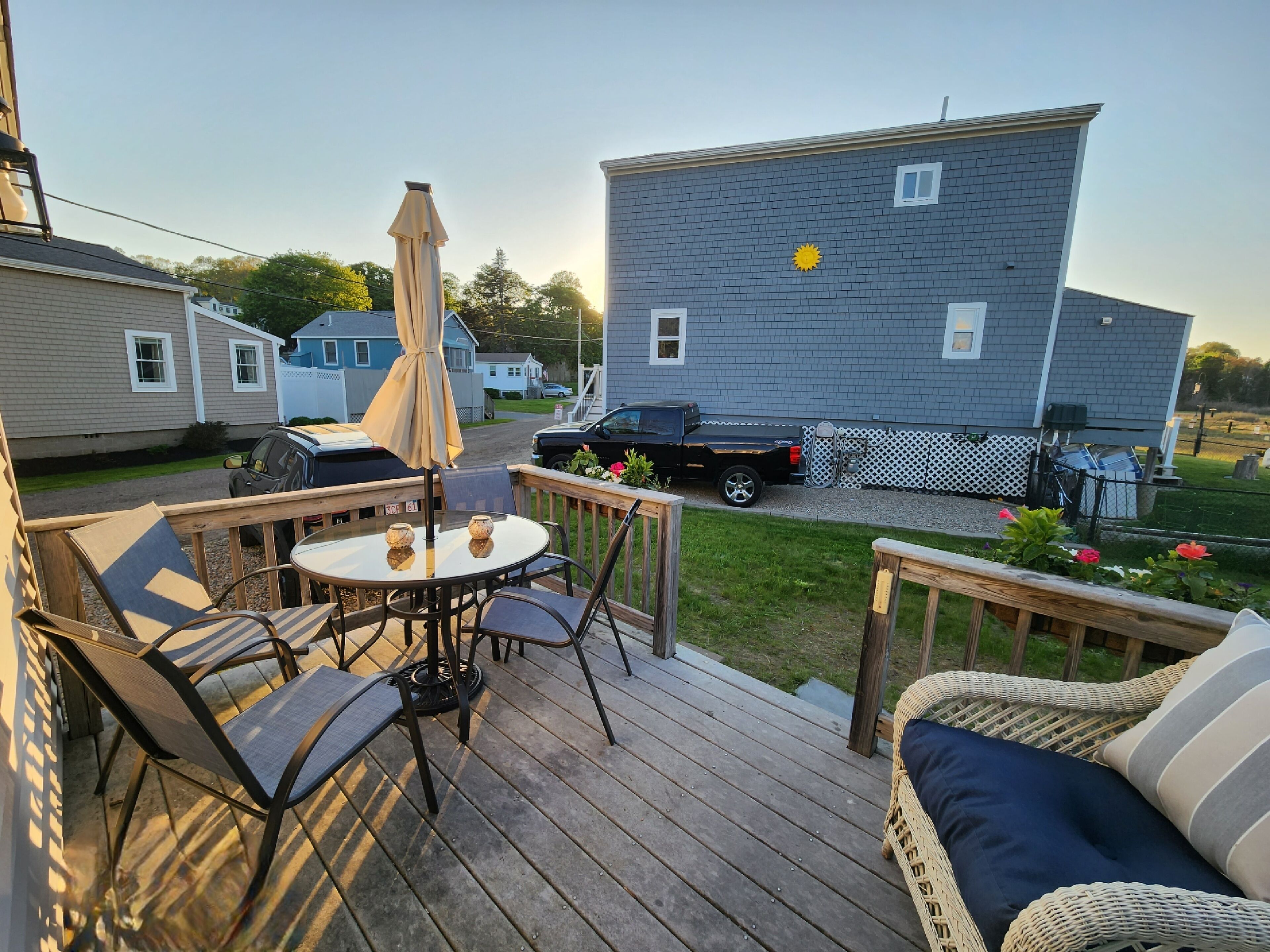 Cheery home! 🏖️ 1/2m walk, river steps away!
