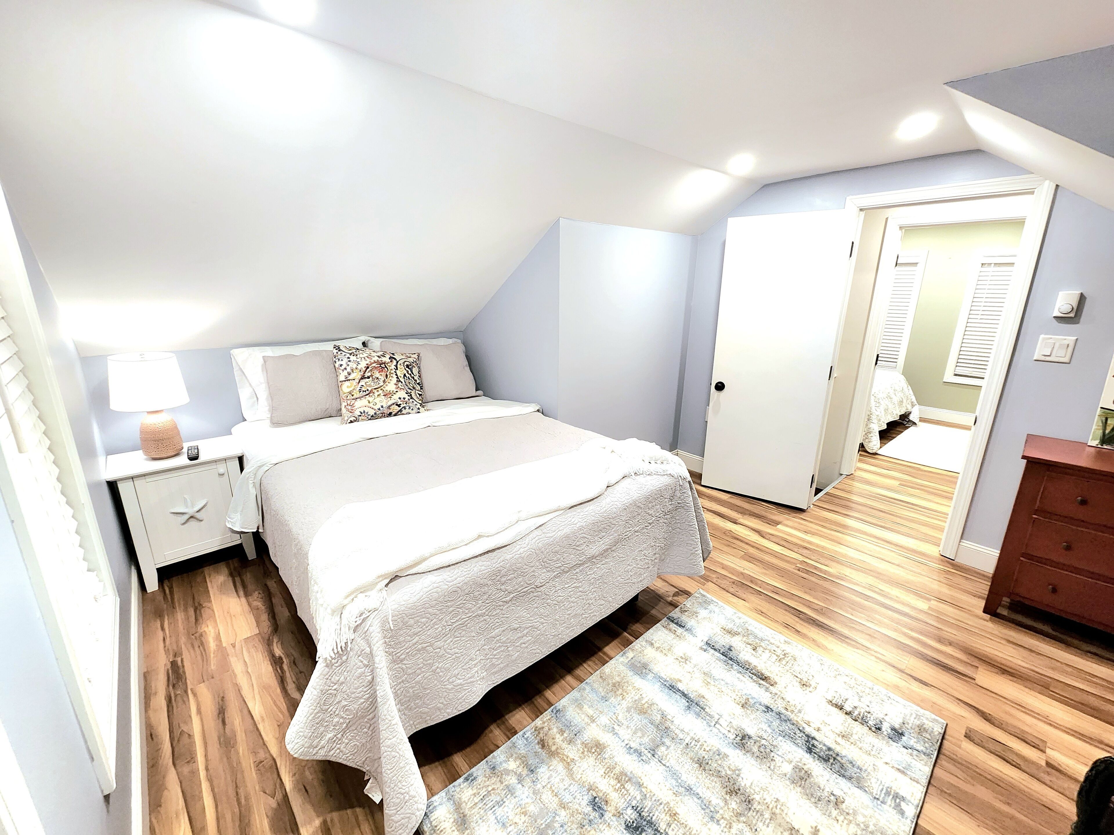 Cheery home! 🏖️ 1/2m walk, river steps away!
