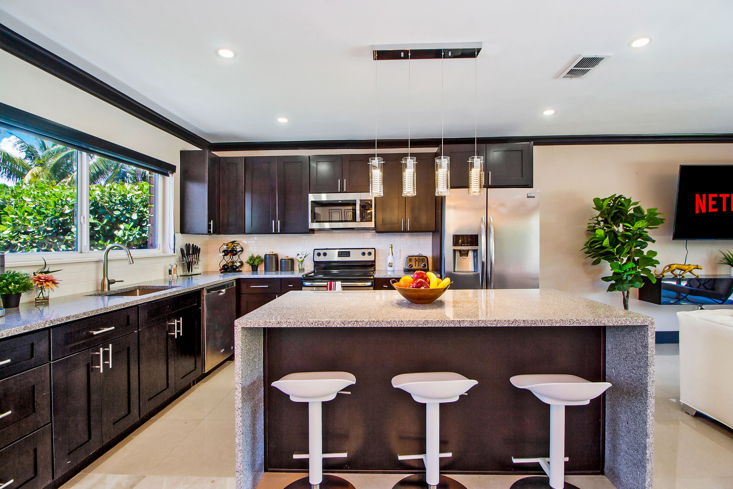 Villa Lago 6BR *Modern Waterfront Bungalow*