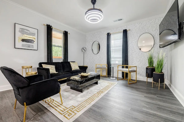 Kick Back in Style & Comfort - Luxury Room w/ Smart TV & Modern Furniture!