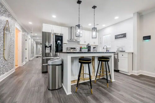 Atlanta's Hidden Gem: Modern 4BR/2BA House with Grill and Outdoor Space!