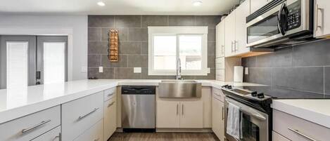 Frigorífico, microondas, horno y placa de cocina