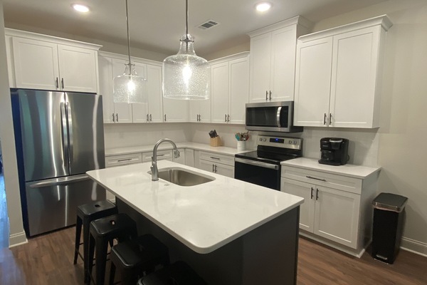 Kjøleskap, mikrobølgeovn, ovn og kokeplater