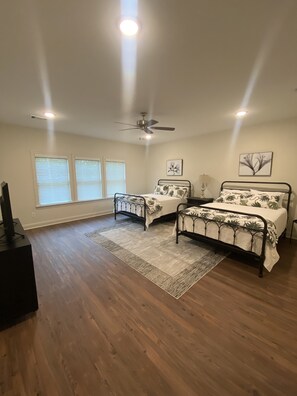 3 habitaciones, escritorio, tabla de planchar con plancha y wifi gratis 