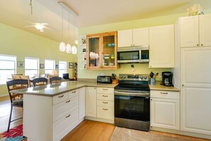 Kjøleskap, mikrobølgeovn, kokeplater og oppvaskmaskin