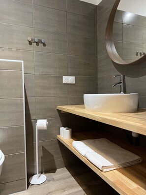Dusche, Whirlpool, Haartrockner, Handtücher