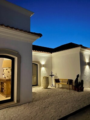 Terrace/patio - Casa Oliva do Sul: Mediterranean charm near Quinta do Lago, the beach and golf. (Almancil)