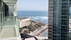 Un edificio moderno con fachada de vidrio que da al océano.