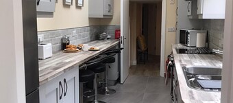 5 Guests - Helens House Derry City Centre - 3 Bed