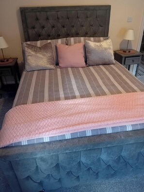 3 bedrooms, iron/ironing board, free WiFi, bed sheets - 5 Guests - Helens House Derry City Centre - 3 Bed (Londonderry)