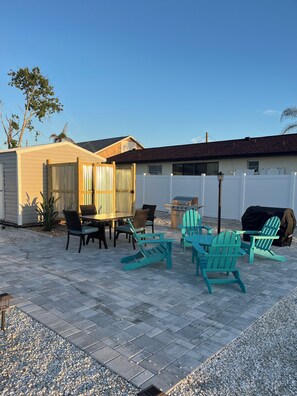 Outdoor dining - CLEAN,Great Location,Dockage Available,HEATED Pool, HUGE Back yard. Unit C (Englewood)