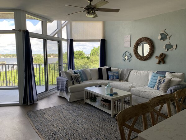 Smart-TV, Tischtennisplatte, Computerbildschirme