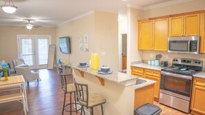 Een koelkast, een microgolfoven, een oven, een kookplaat