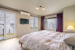 4 bedrooms, iron/ironing board, WiFi, bed sheets - Ocean Side Deck House (Rockport)