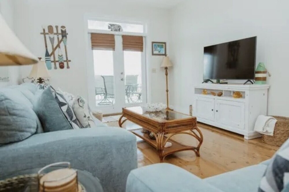 Just 10 min boat ride to the GULF! 2/2 CONDO, BOAT SLIP , FIDO OK, WATERFRONT