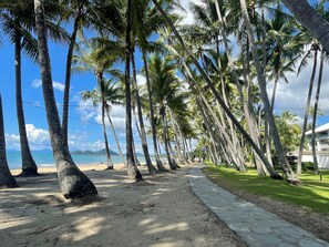 Beach nearby, white sand, beach umbrellas, beach towels - Sweet Creek Cottage, Palm Cove (Palm Cove)