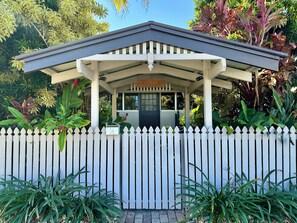 Front of property - Sweet Creek Cottage, Palm Cove (Palm Cove)