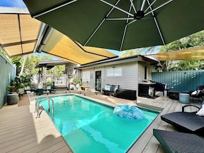 Outdoor pool, a heated pool, pool umbrellas, sun loungers - Sweet Creek Cottage, Palm Cove (Palm Cove)
