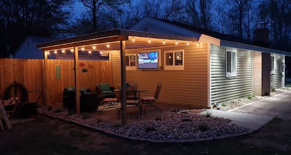 Beautiful newly remodeled cottage - Walk to strip, close to spire