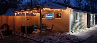 Beautiful newly remodeled cottage - Walk to strip, close to spire