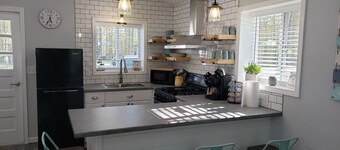 Beautiful newly remodeled cottage - Walk to strip, close to spire