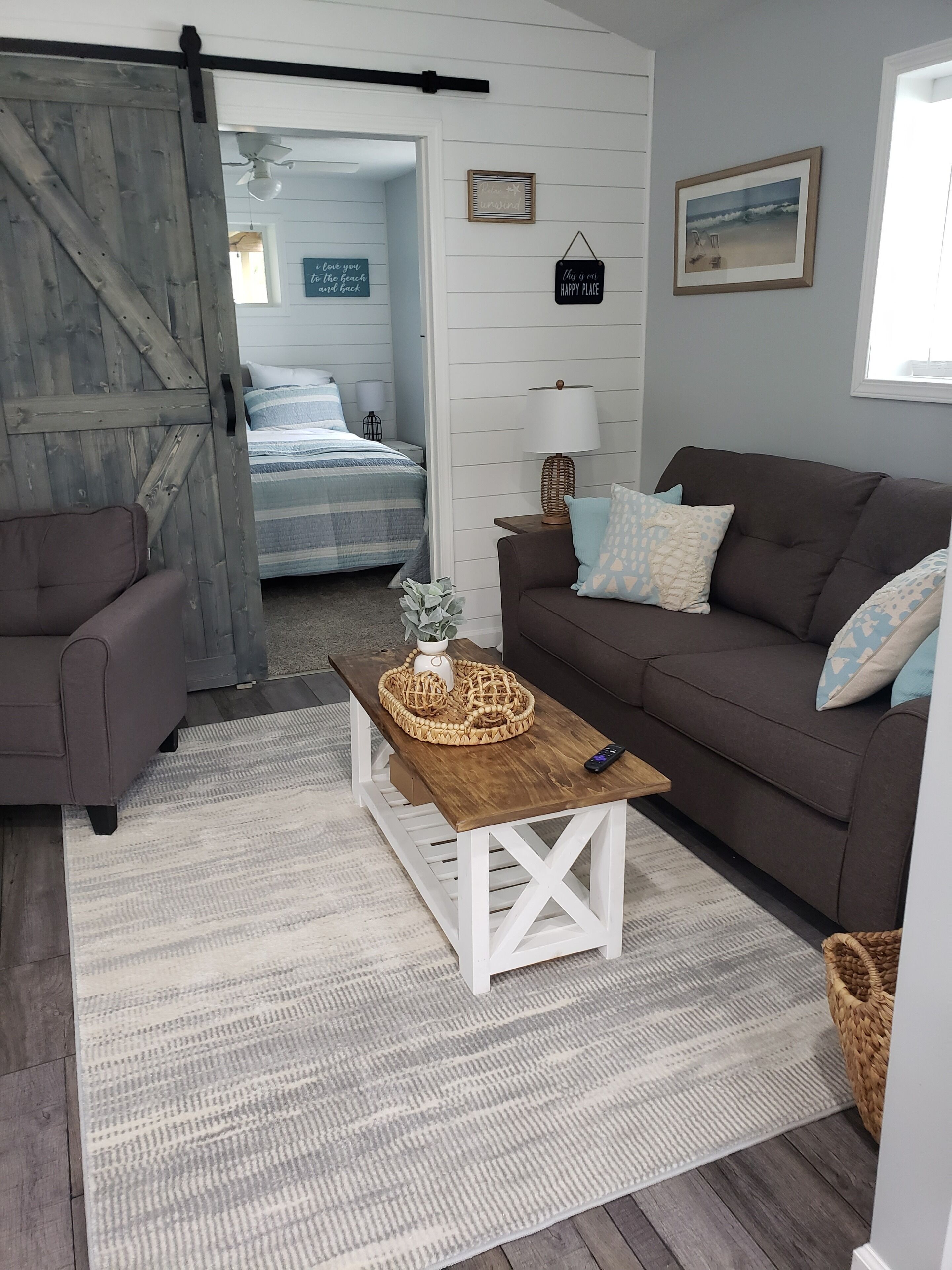 beautiful newly remodeled cottage - Walk to strip close to spire