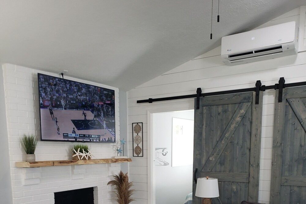 beautiful newly remodeled cottage - Walk to strip close to spire