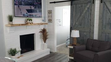 Smart TV, fireplace