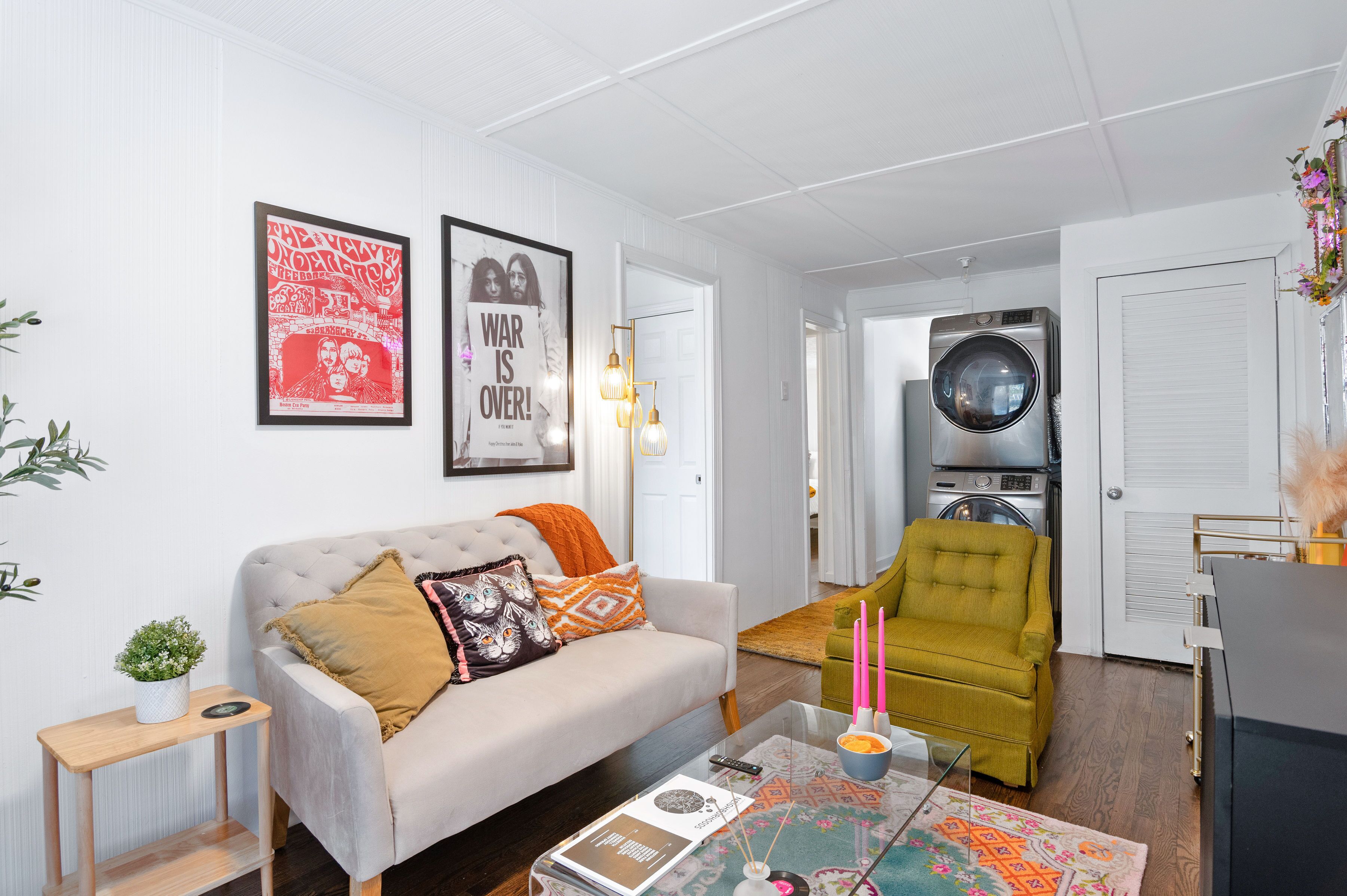 Artsy, Retro Private Unit: 6 min from Airport & close to Downtown