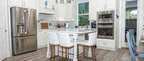 Køleskab, mikrobølgeovn, ovn, kogeplade