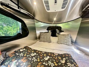 Desk, free WiFi, bed sheets - Tiny Shiny Airstream, River-Front 20min from SLC (South Salt Lake)