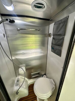 Shower, hair dryer, towels, soap - Tiny Shiny Airstream, River-Front 20min from SLC (South Salt Lake)